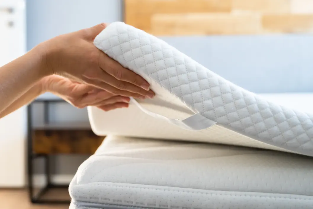 Topper 90x200 cm wird angehoben – hochwertige Matratzenauflage zur Komfortsteigerung und zum Schutz der Matratze.