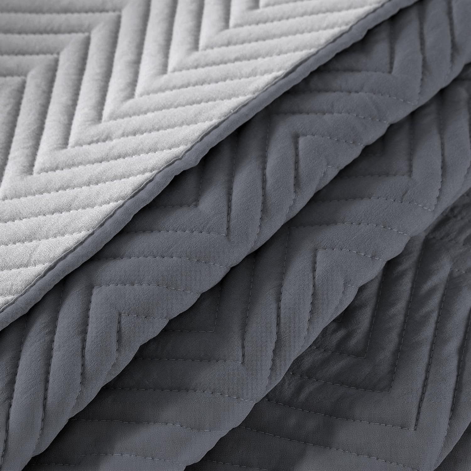 200 x 220 cm bedspread made of 100% breathable microfiber fabric