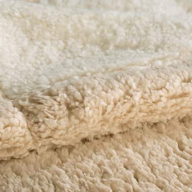 150 x 200 cm hyggeligt tæppe i lammeskindslook lavet af polyester