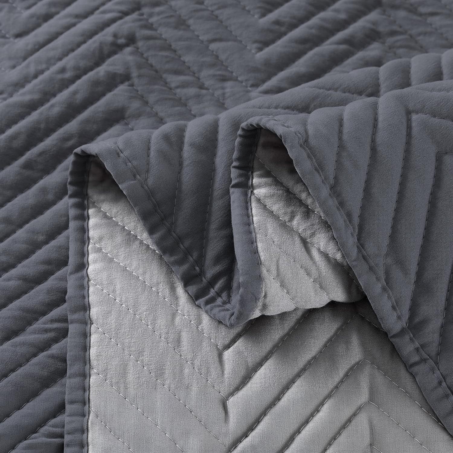 200 x 220 cm bedspread made of 100% breathable microfiber fabric