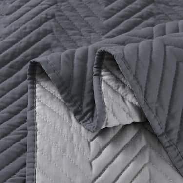 200 x 220 cm överkast tillverkat av 100% mikrofibertyg som andas