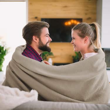 Zestaw podróżny składający się z: 2 x wiskozowy wałek pod kolana i szyję 40 x 15 cm + 2 x przytulny koc Sleezzz® Smart 150 x 200 cm