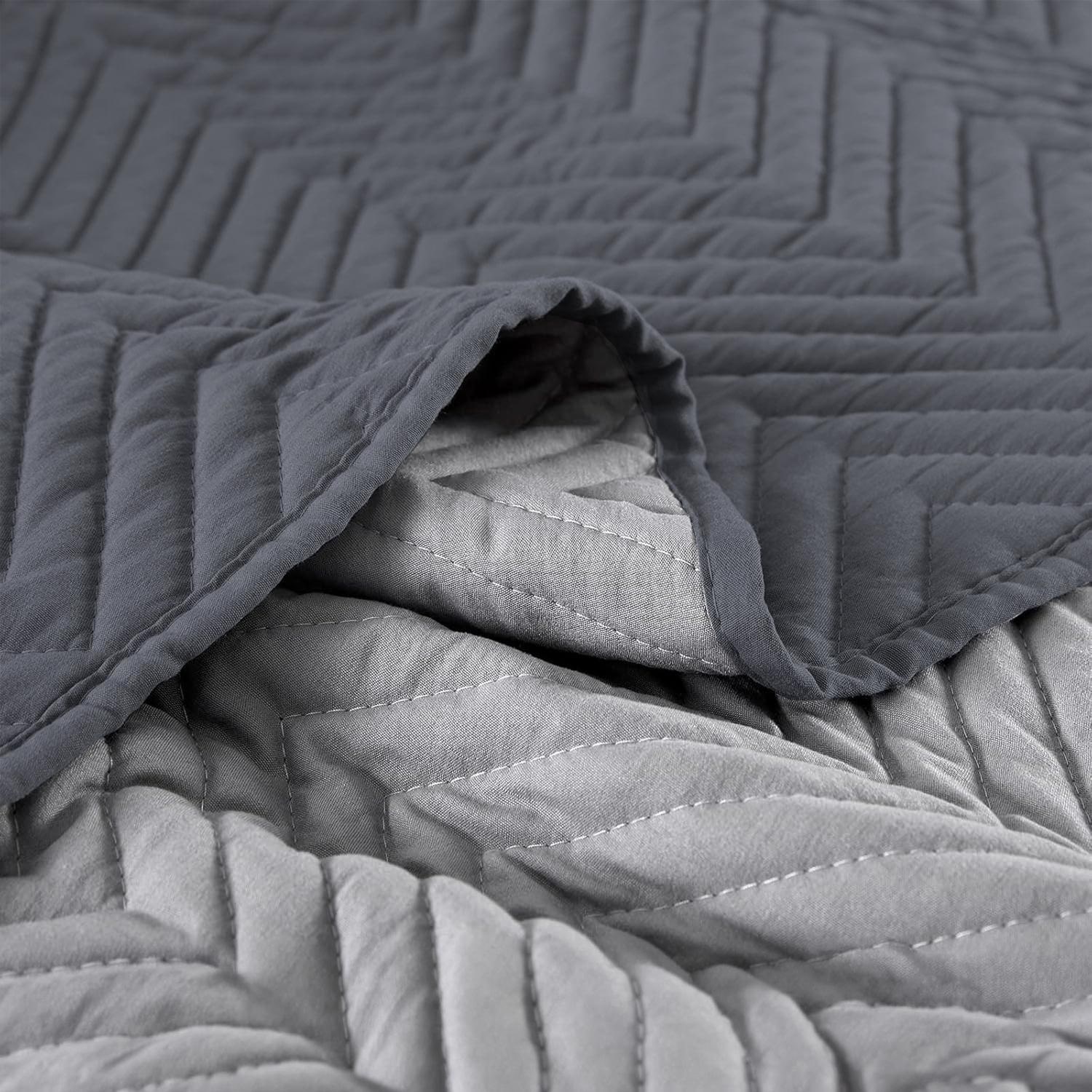 200 x 220 cm bedspread made of 100% breathable microfiber fabric