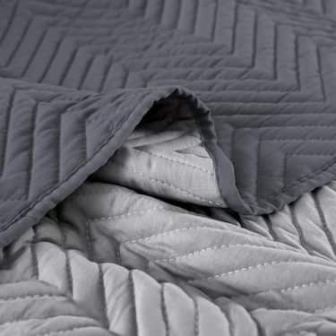 200 x 220 cm överkast tillverkat av 100% mikrofibertyg som andas