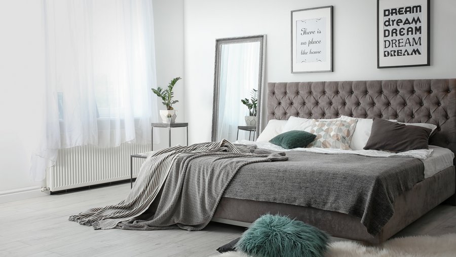 Rahulik uni CloudComfort madratsi pealiskombinatsiooniga luksuslikus voodis