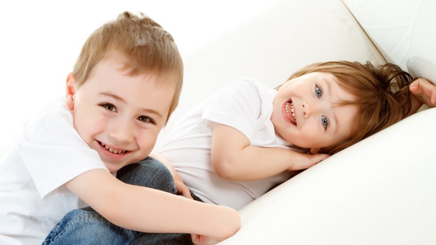 Fröhliche Kinder auf Kindersofa