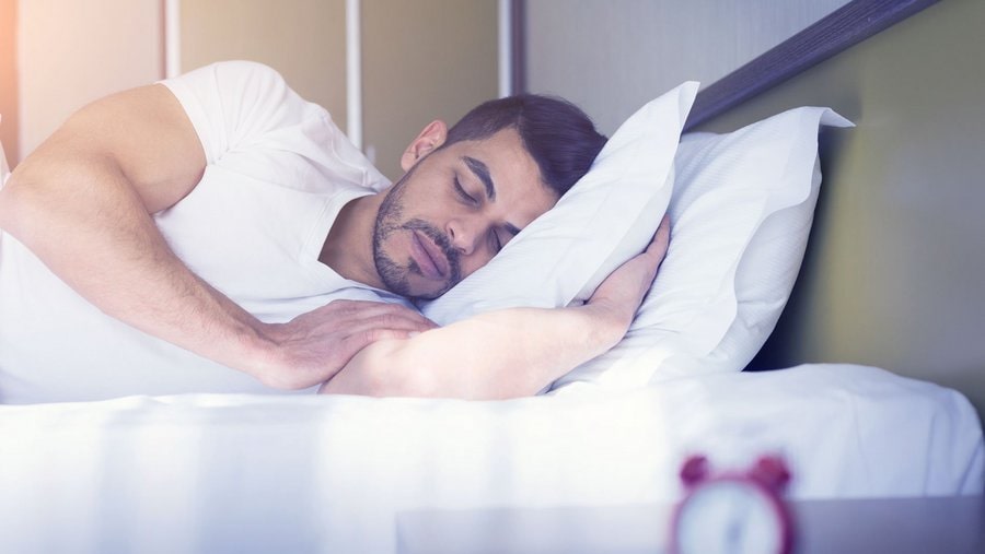 rgonomisch schlafen in Seitenlage: Die besten Arm- und Kniekissen für Seitenschläfer