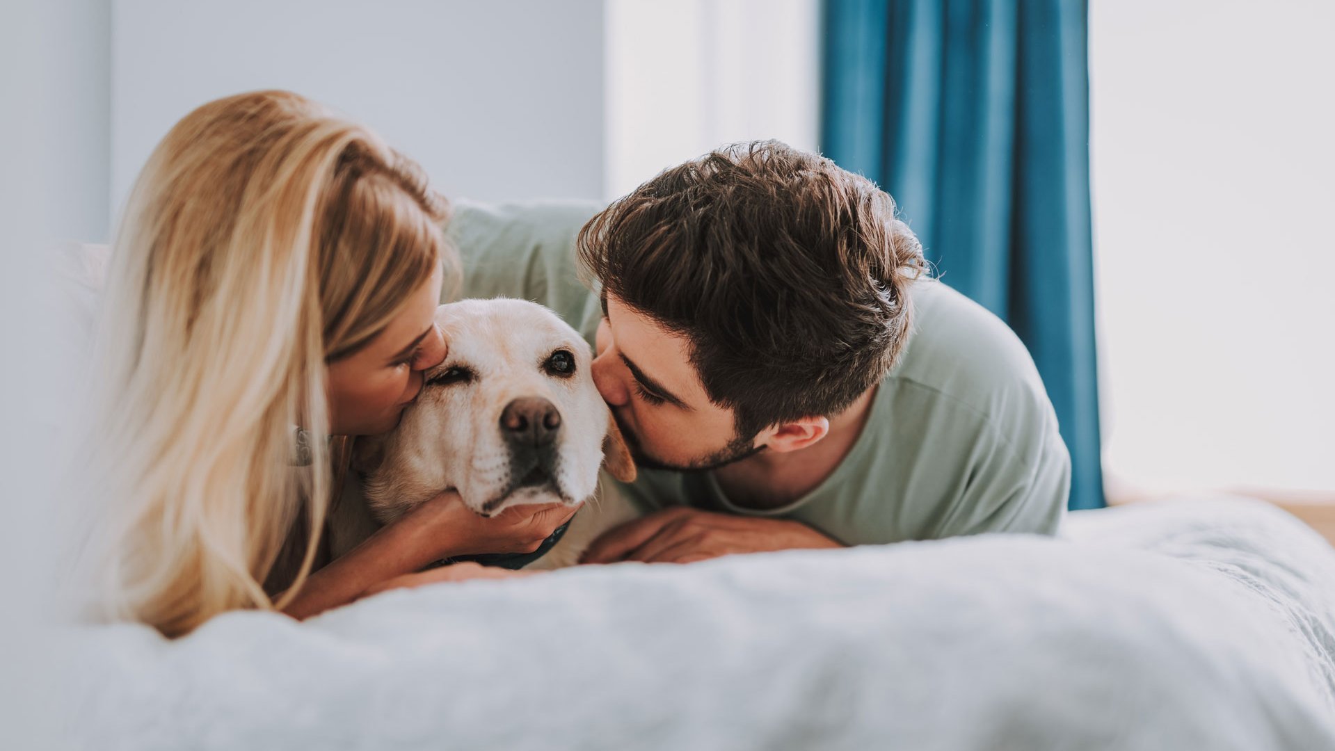 Familie mit Hund im Bett