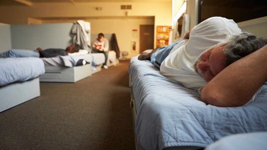Komfortable Schlafumgebung in einer Obdachlosenunterkunft durch Matratzen von Matratzen Discount